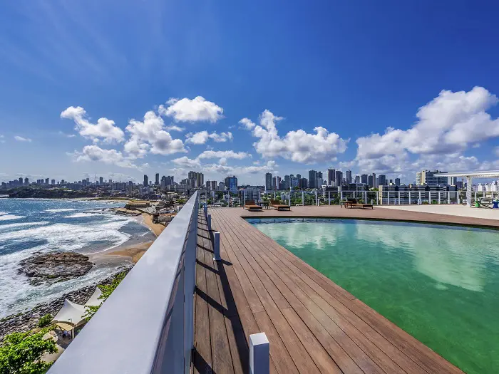 O hotel oferece uma vista maravilhosa da praia e da cidade de Salvador