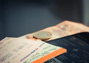 Passagens e passaporte (Foto: Pexels)