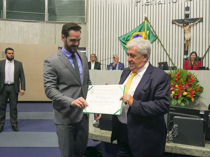 Á direita, o fundador da Vila Galé, Jorge Rebelo de Almeida, recebe homenagem do Deputado Guilherme Bismarck (