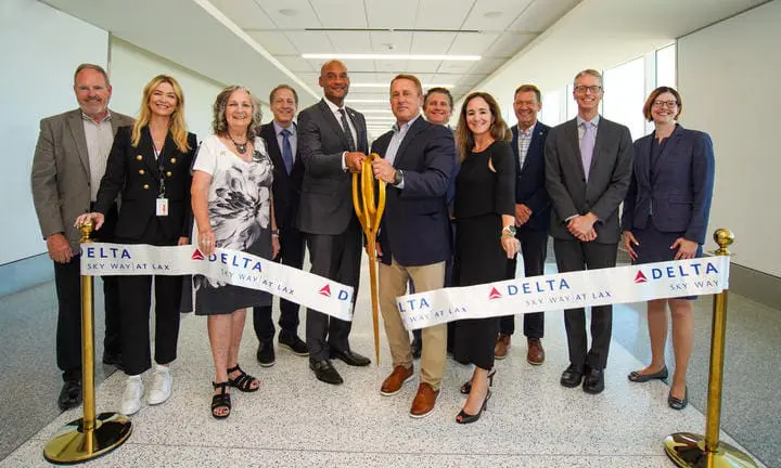 Delta conclui seu projeto de modernização: equipe da Delta na inauguração da fase final do grande projeto Delta Sky Way, no Aeroporto de Los Angeles
