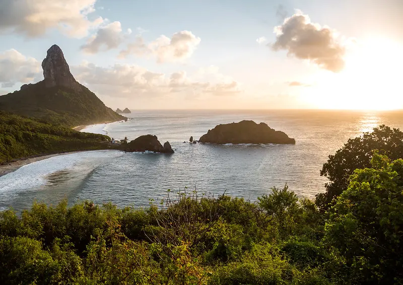 Fernando de Noronha é eleita o Melhor Destino de Praia do Brasil: foto de Fernando de Noronha ao nascer do dia