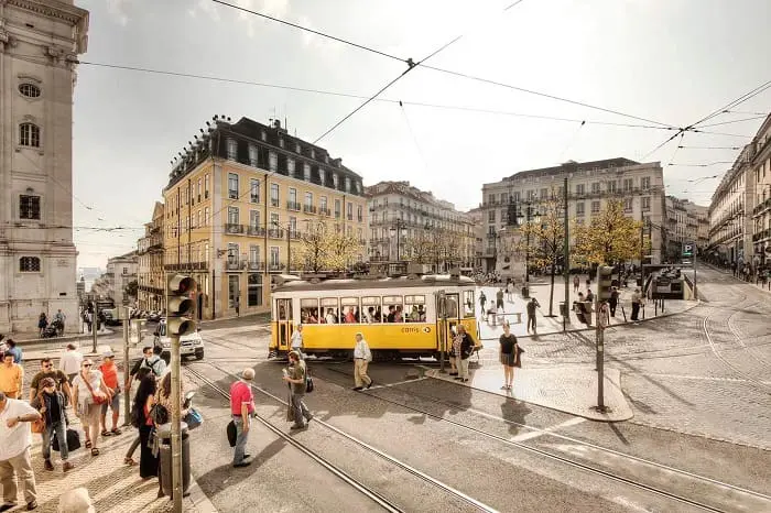 Lisboa é eleita "Melhor Destino Urbano Europeu": Cidade de Lisboa, com bondinho amarelo