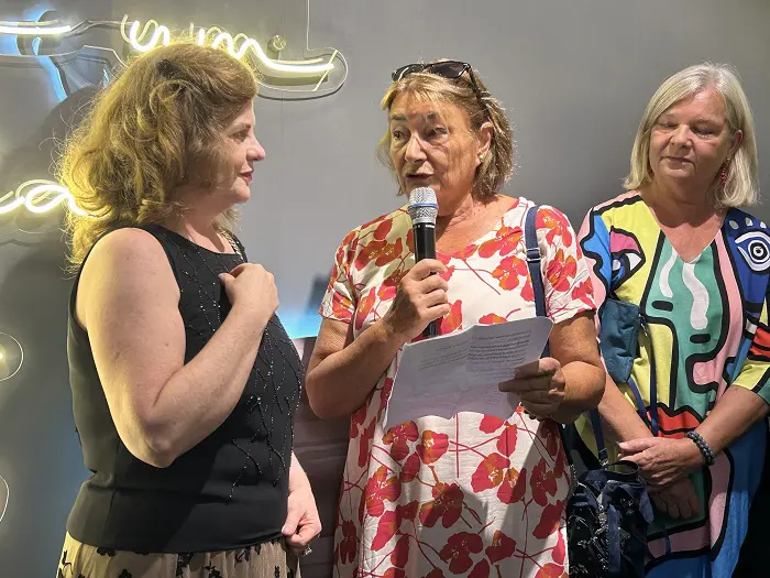 Exposição Pegadas do Pequeno Príncipe: Da esquerda para direita: Mônica Correa, curadora da exposição; Sophie de Giraud d’Agay Halleux e Roseline de Giraud d’Agay Sartre, sobrinhas netas de Antoine Saint-Exupéry
