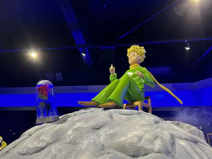 Exposição Pegadas do Pequeno Príncipe: O Pequeno Príncipe e a rosa em um dos planetas que ele visitou