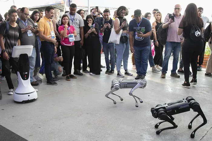 Rio Innovation Week: participantes observam robôs