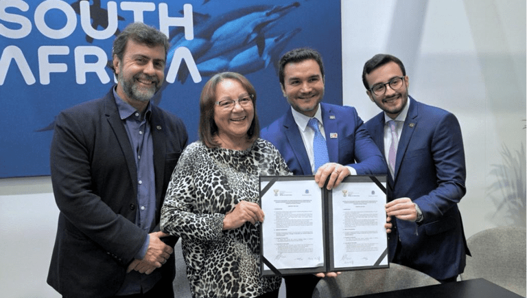 Ministro do Turismo do Brasil, Celso Sabino, ministra do Turismo da África do Sul, Patrícia de Lille, o presidente da Embratur, Marcelo Freixo (Crédito: Divulgação / MTur)