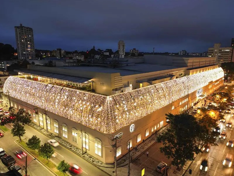 Preparativos para o Natal de Curitiba - Luz dos Pinhais 2023. Na imagem decoração do Shopping Mueller - Curitiba Foto Daniel Castellano SMCS