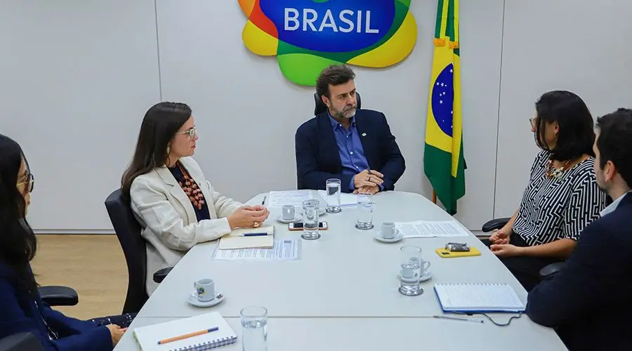 Presidente da Embratur, Marcelo Freixo, em reunião com a secretária de Comércio Exterior do Ministério do Desenvolvimento, Indústria, Comércio e Serviços (MDIC), Tatiana Prazeres