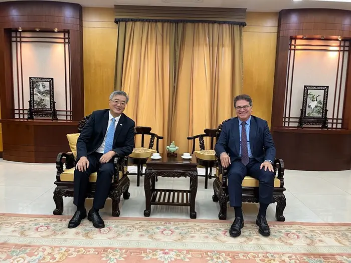 Grupo Wish debate investimentos no turismo com embaixada Chinesa no Brasil: foto do Sr. Zhu Qingqiao e Vinícius Lummertz