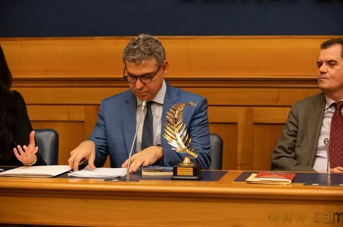 Foto do poeta Carlos Cardoso, quando recebeu um dos prêmios, em Roma, na Itália