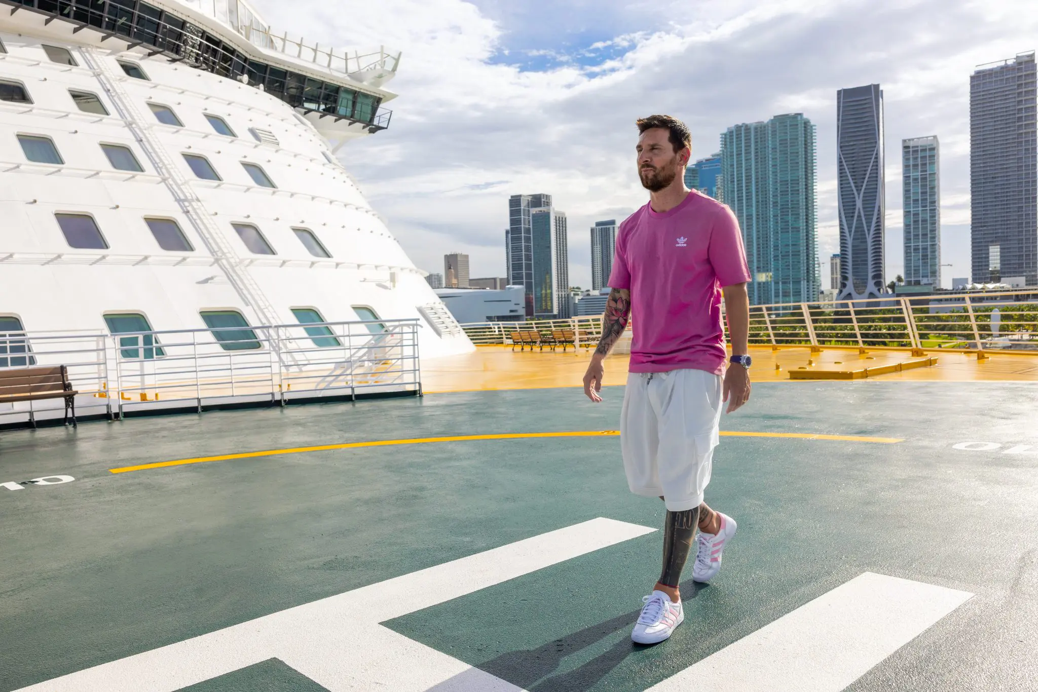 Lionel Messi em frente ao Icon of The Seas (Foto: Divulgação / Imprensa)