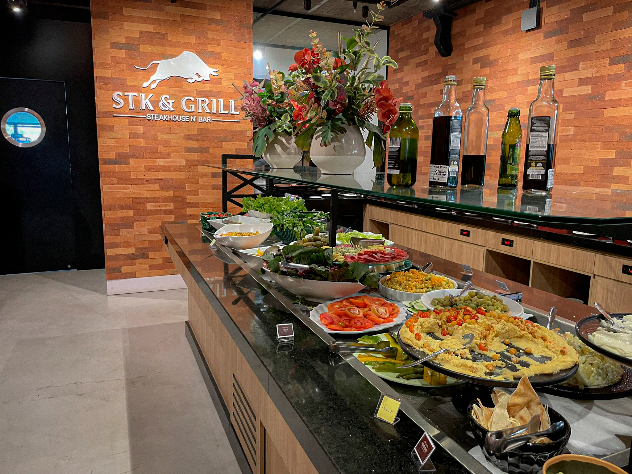 Buffet do STK & Grill | Crédito: Victor Meireles