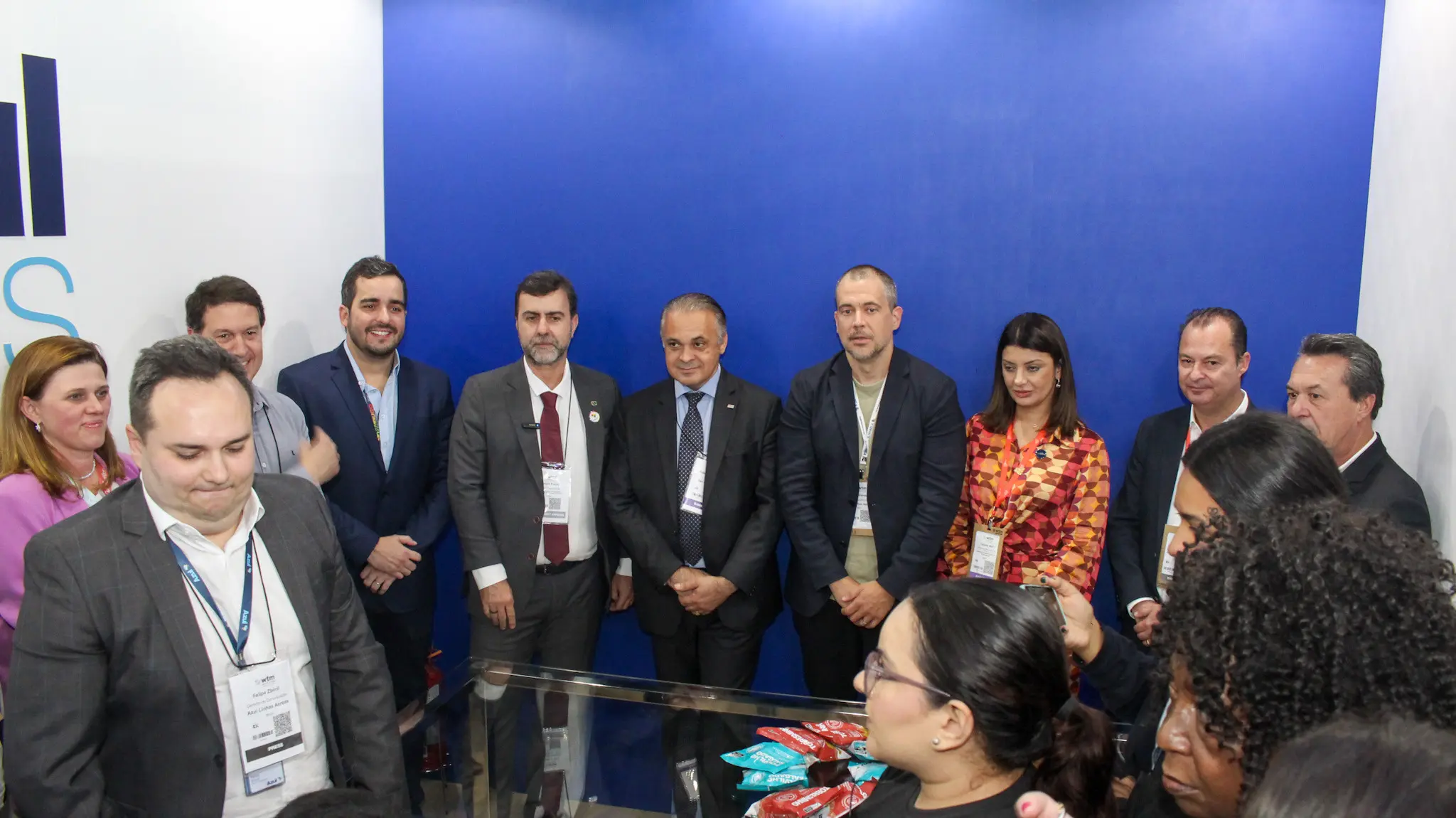Ao centro Roberto Lucena, secretário de turismo e viagens de São Paulo, à sua direita César Grandolfo, gerente de relações institucionais da Azul, à esquerda Marcelo Freixo presidente da Embratur, mais a esquerda Eduardo Loyo, presidente da Empetur e outras personalidades durante o anúncio da nova rota.