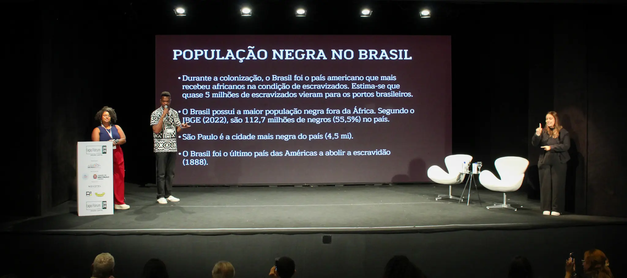 À direita Hubber Clemente, Gestor Executivo do Fórum São Paulo Afroturismo e, ao seu lado, Denise Rodrigues, Guia de Turismo, Turismóloga e Mestra em Turismo (Foto: Felipe Maresca / DT)