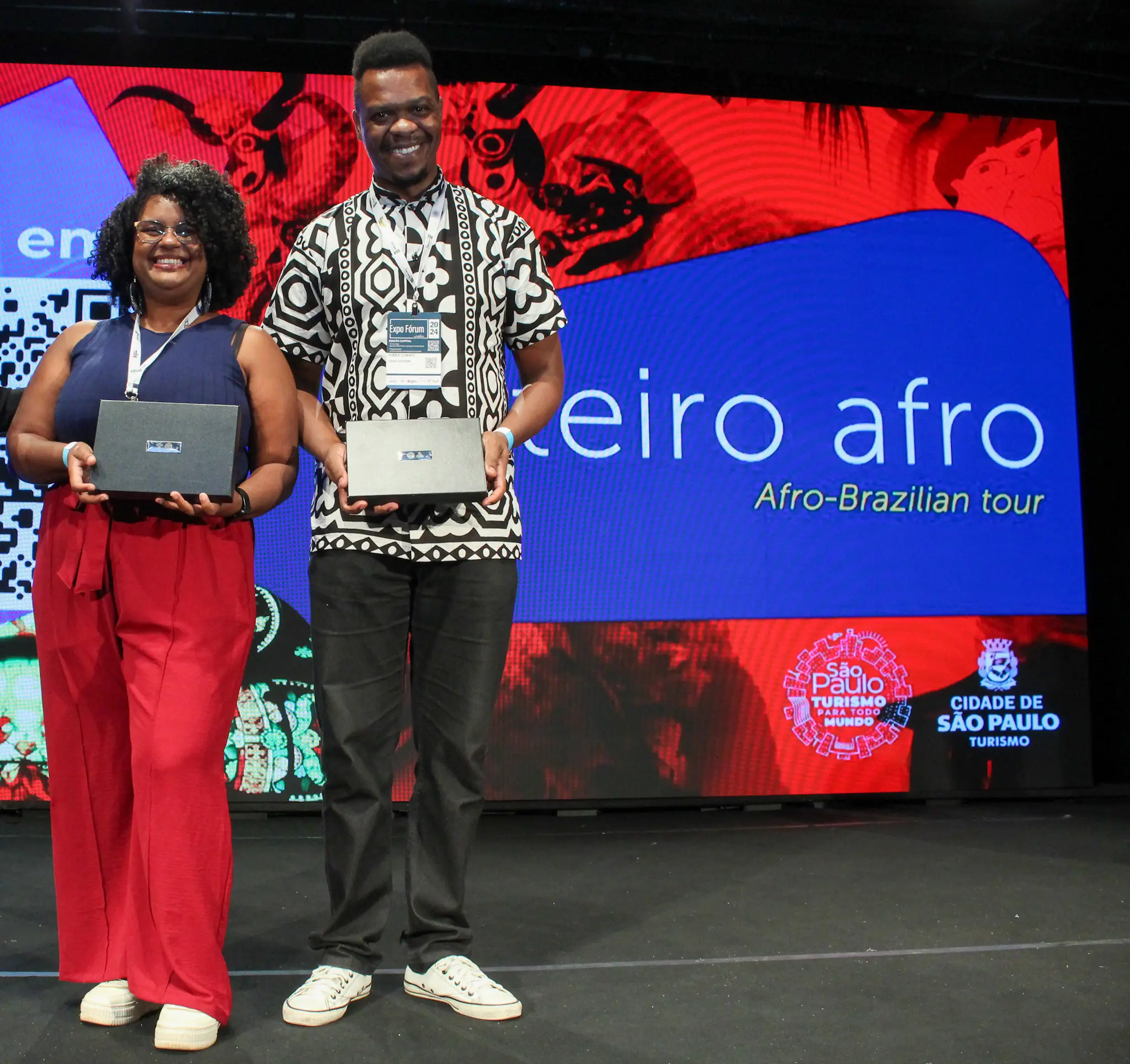 À direita Hubber Clemente, Gestor Executivo do Fórum São Paulo Afroturismo e, ao seu lado, Denise Rodrigues, Guia de Turismo, Turismóloga e Mestra em Turismo (Foto: Felipe Maresca / DT)
