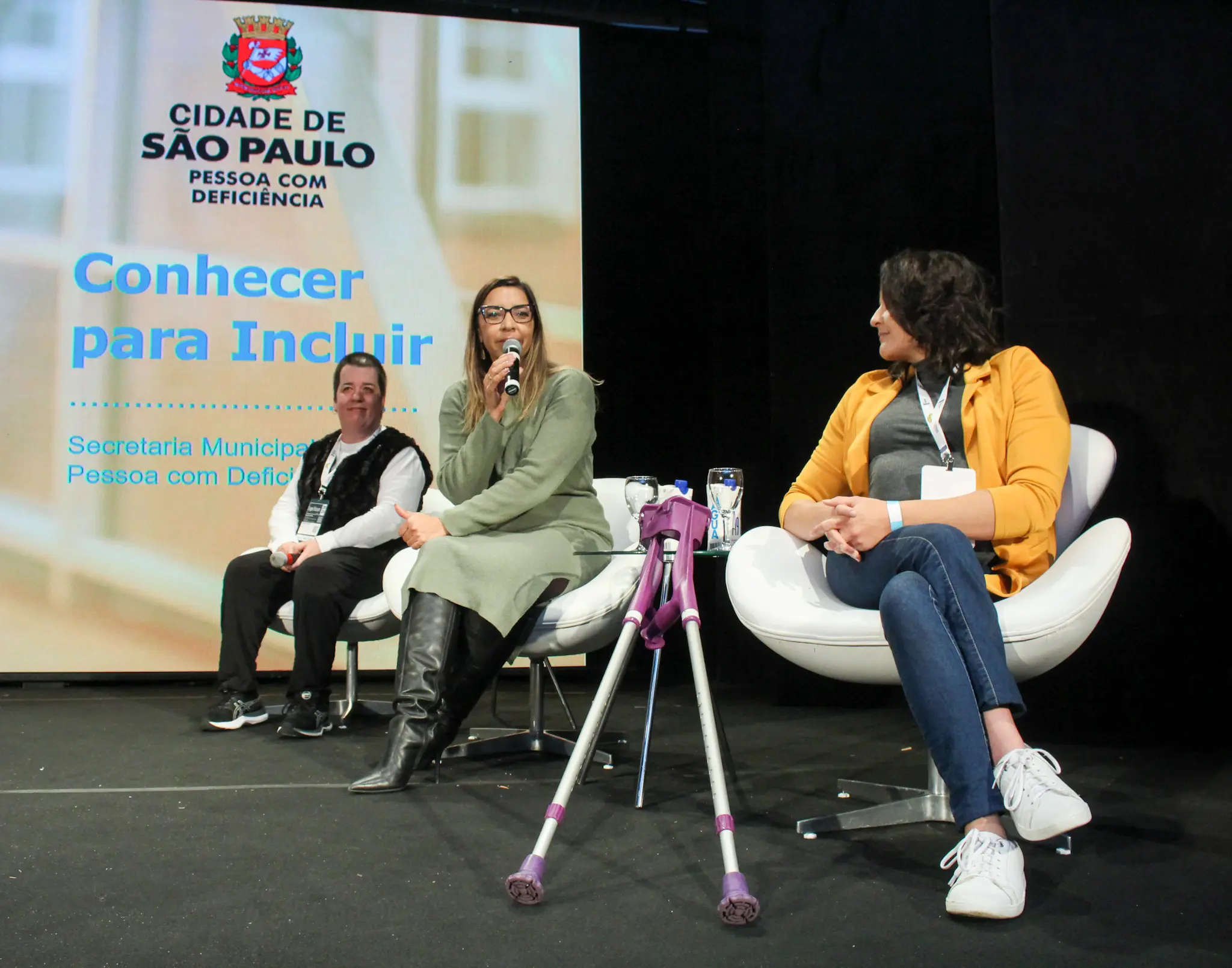 Em primeiro plano, à direita, Jessica Paula, jornalista e empreendedora, diretora e fundadora da Passaporte Acessível, ao centro, Dika Vidal, secretária adjunta da Secretaria Municipal da Pessoa com Deficiência e, à esquerda, Roberta Pontes, assessora técnica na coordenação de políticas e projetos de inclusão, ligada à secretaria Municipal da Pessoa com Deficiência (Foto: Felipe Maresca / DT)