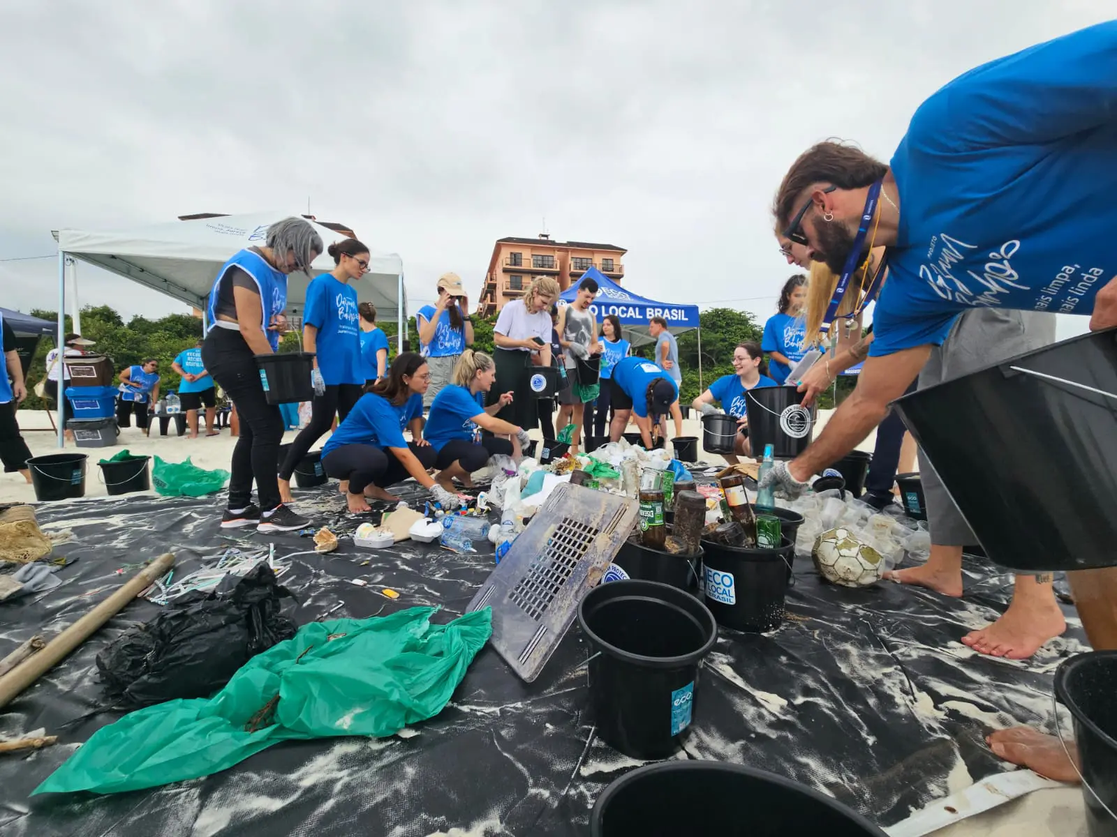 Projeto “Dazum Banho” com limpeza da praia de Jurerê Internacional (Crédito Salete Pereira)