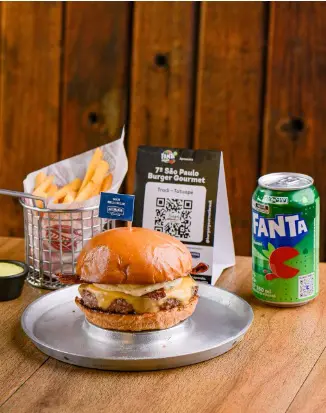Opção de burger gourmet, acompanhamento e Fanta Guaraná da Tradi no festival. Crédito: SPBG - Divulgação