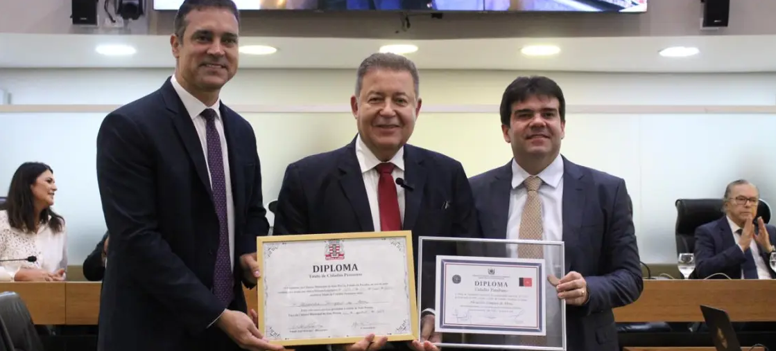 Alexandre Sampaio recebe honraria - Foto Ascom - CMJP