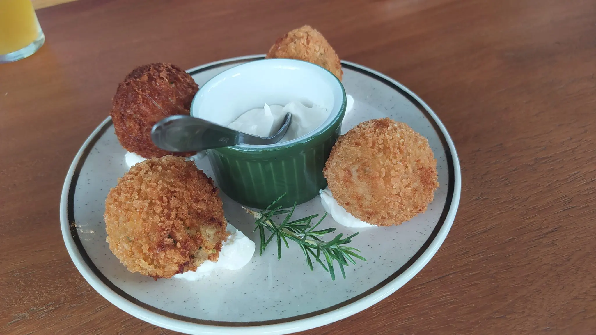 Bolinho de tilápia com sour cream remete aos peixes pelos quais o ES é´conhecido nacionalmente - Foto: Bruno Almeida - DT