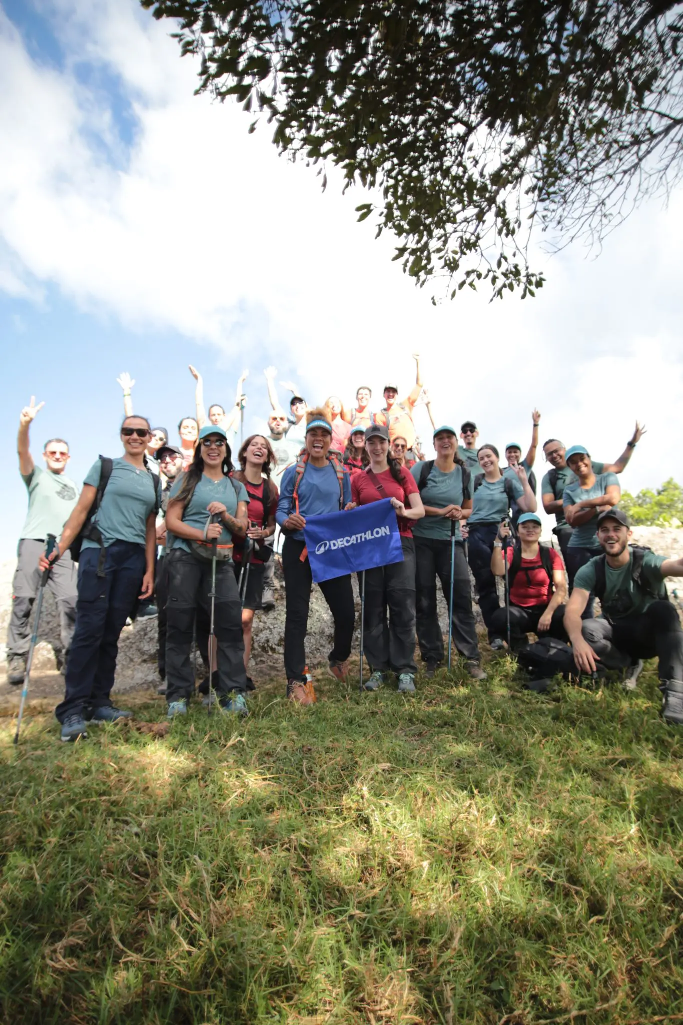 Grupo formado pela Decathlon para Trilha da Pedra da Balança, em Sao Bento do Sapucaí: comemoração ao alcançar o cume (Foto: DT)