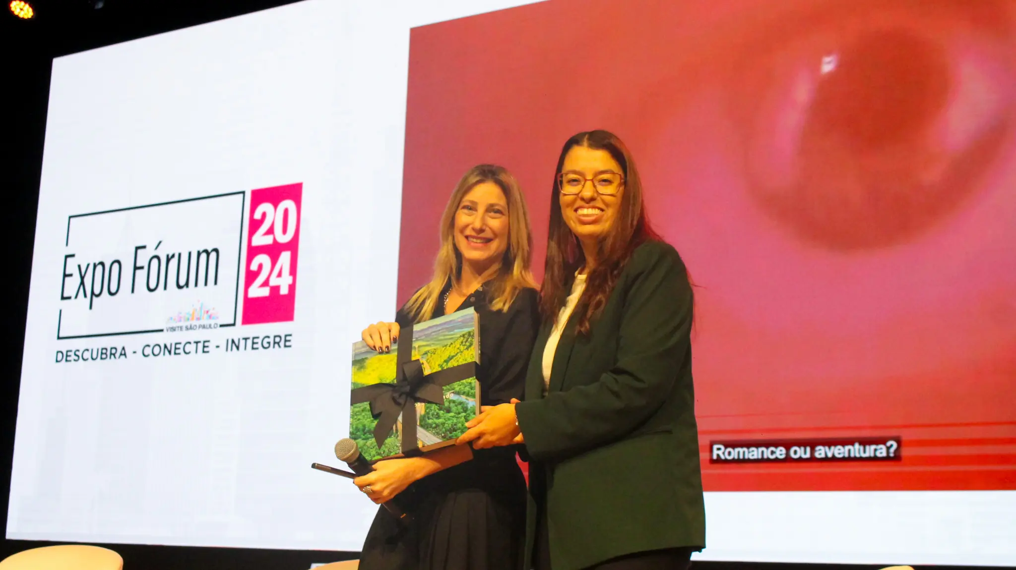 À direita Ana Cristina Clemente, coordenadora de turismo da Setur-SP entrega prêmio para Sabrina Deweik, cool hunting (Foto: Felipe Maresca / DT)