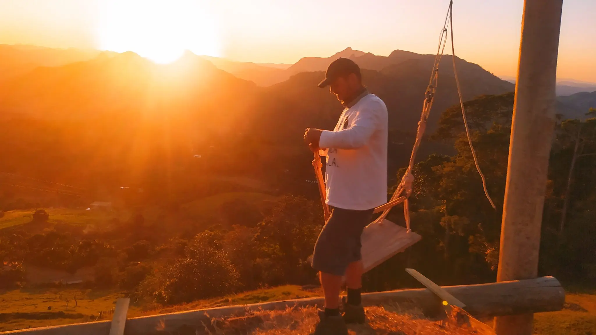 Itamar Tesch criou balanço instagramável e atrai visitantes com pôr-do-sol das Montanhas Capixabas - Foto: Bruno Almeida - DT