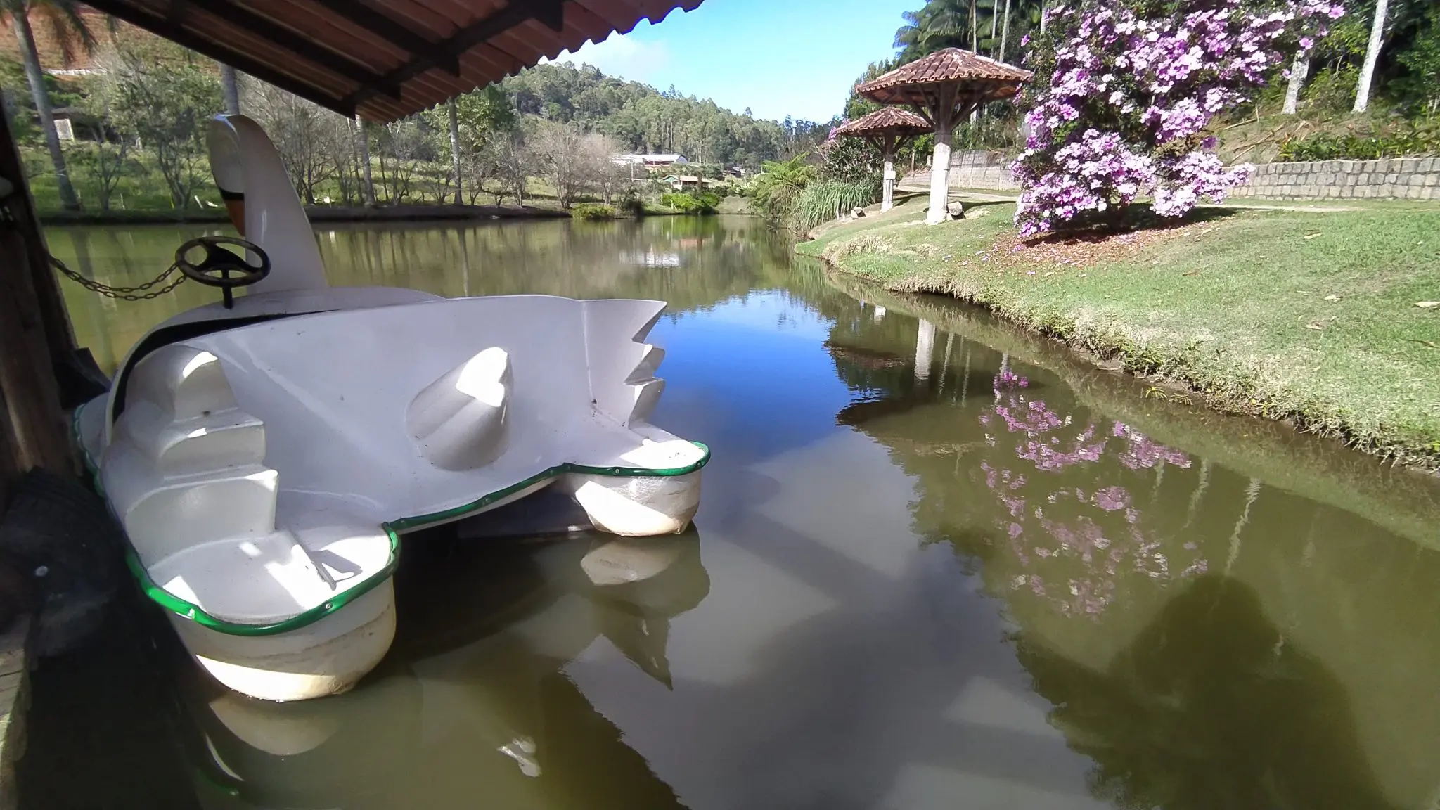 Pousada dos Pinhos também tem lago e pedalinho em sua estrutura - Foto: Bruno Almeida - DT