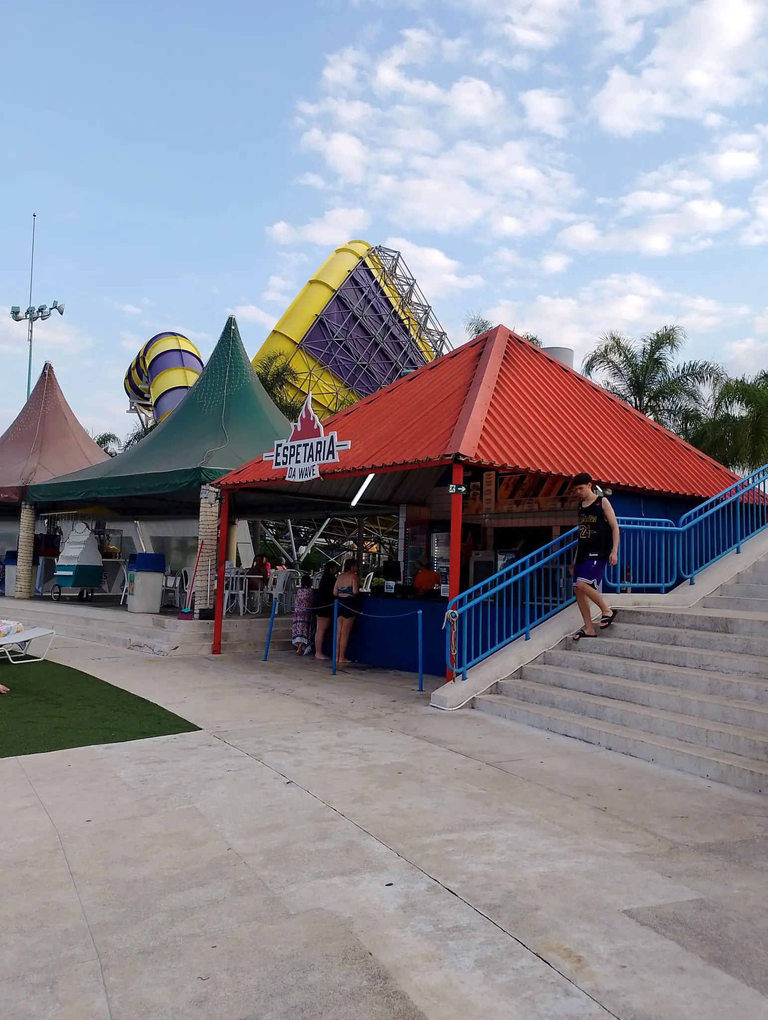 Espetaria do Wet'n Wild à beira da Wave Lagoon (Clara Silva / DT)