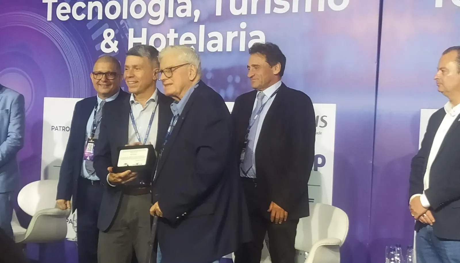 Beto Caputo recebe prêmio João Eduardo Amaral Moritz no Encatho & Exprotel - Foto: Bruno Almeida - DT