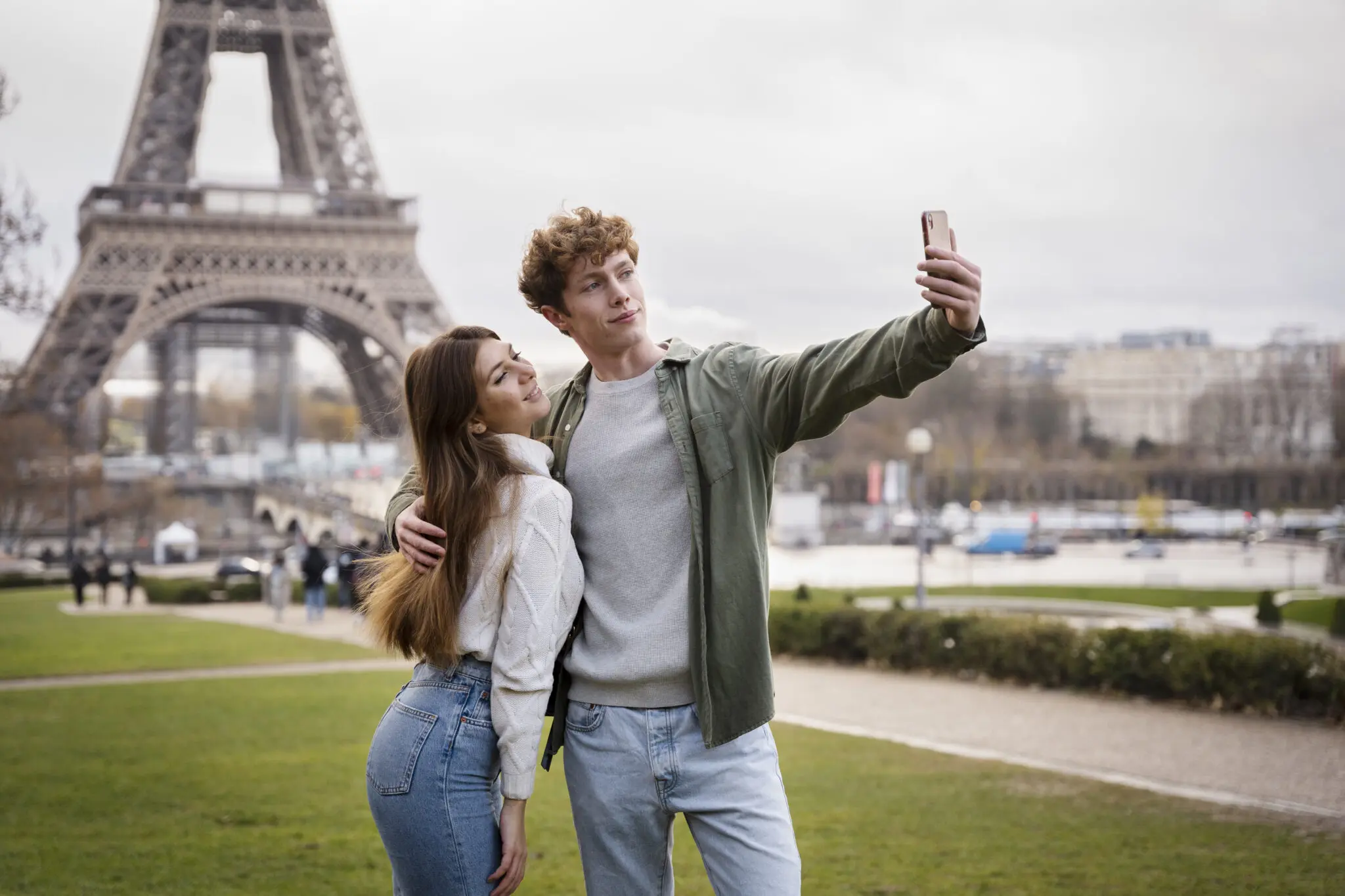 Turistas lotam Paris e transformam a cidade em um cenário para histórias de Instagram (Foto: Freepik)