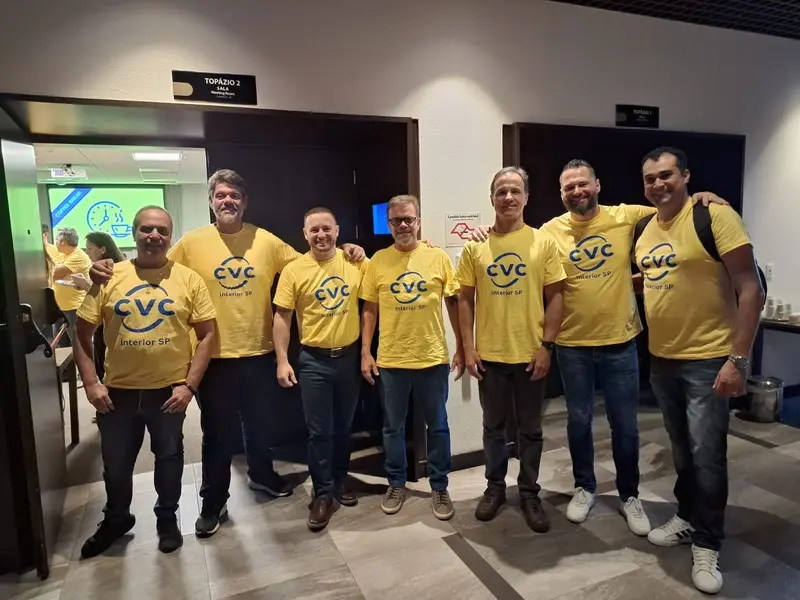Clayton Araújo com equipe CVC, foto divulgação