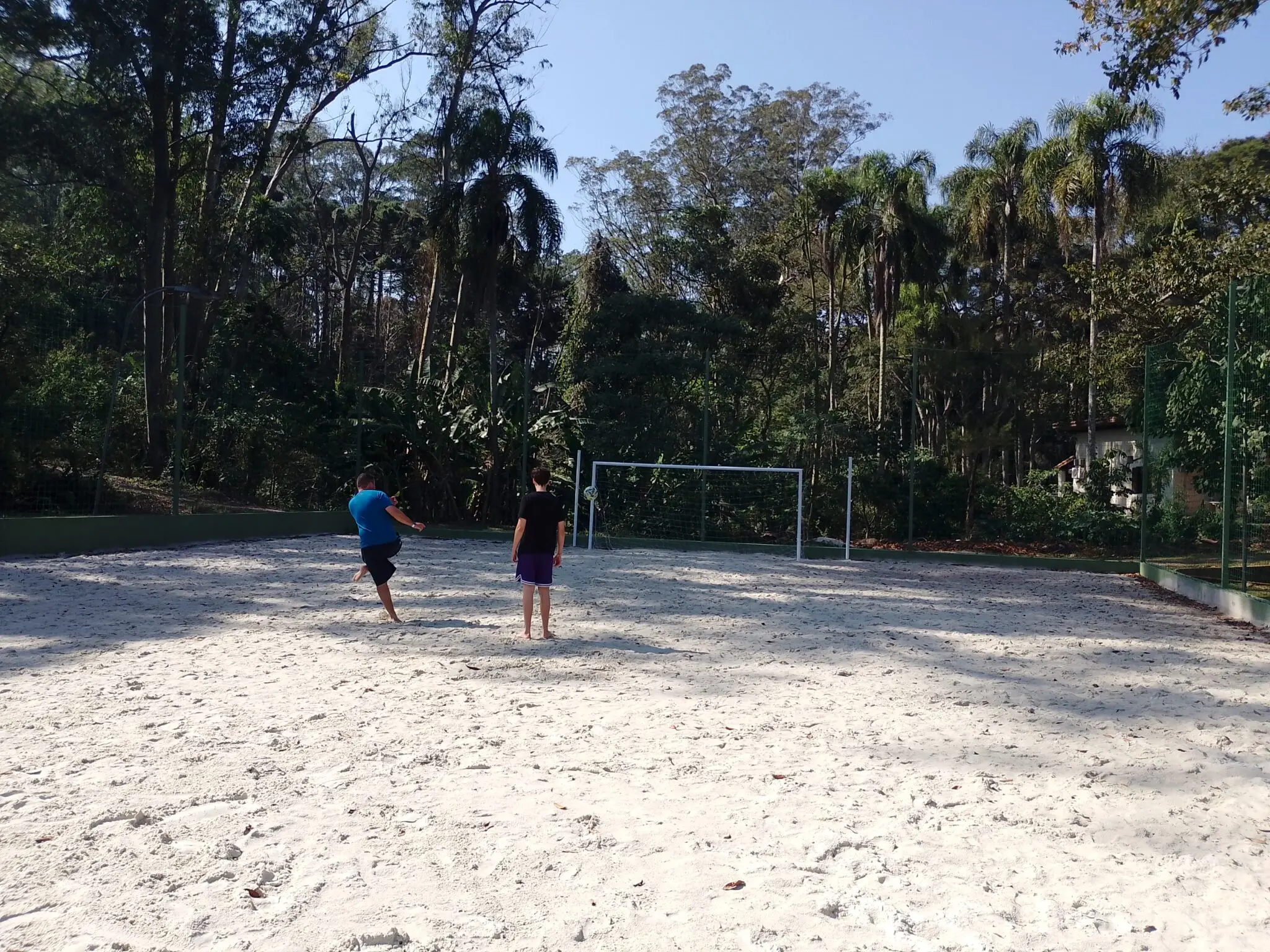 Quadra de futebol de areia no Villagio Embu (Foto: Clara Ribeiro)