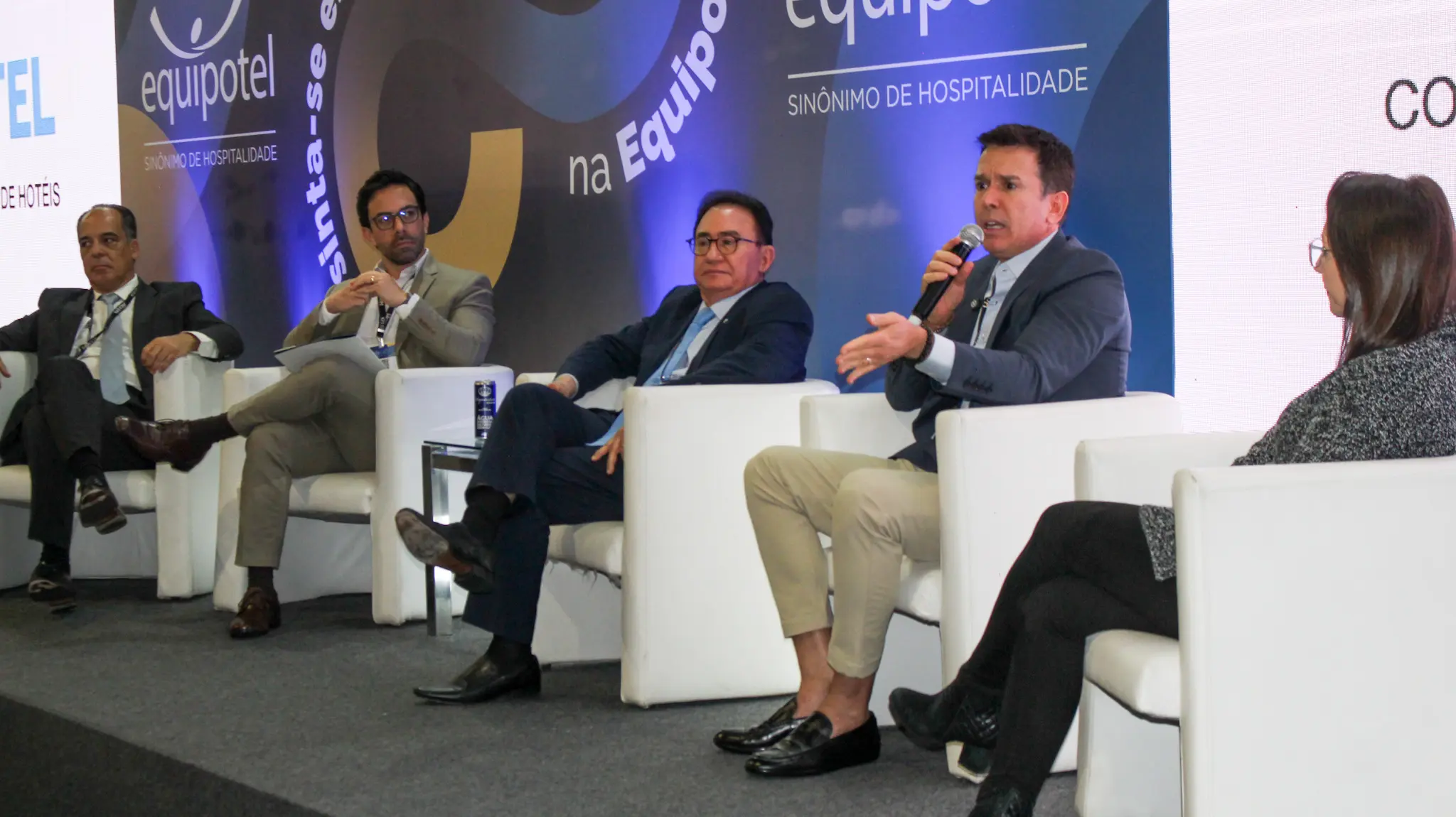 Da esquerda para a direita, Secretário Carlos Henrique Sobral, ao seu lado Milton Vasconcelos, presidente do Conotel, Manoel Linhares , presidente da ABIH, e os deputados federais, Felipe Carreras e Renata Abreu, durante debate no painel "Perse: vitória para a hotelaria e o turismo brasileiro" - Foto: Felipe Maresca / DT
