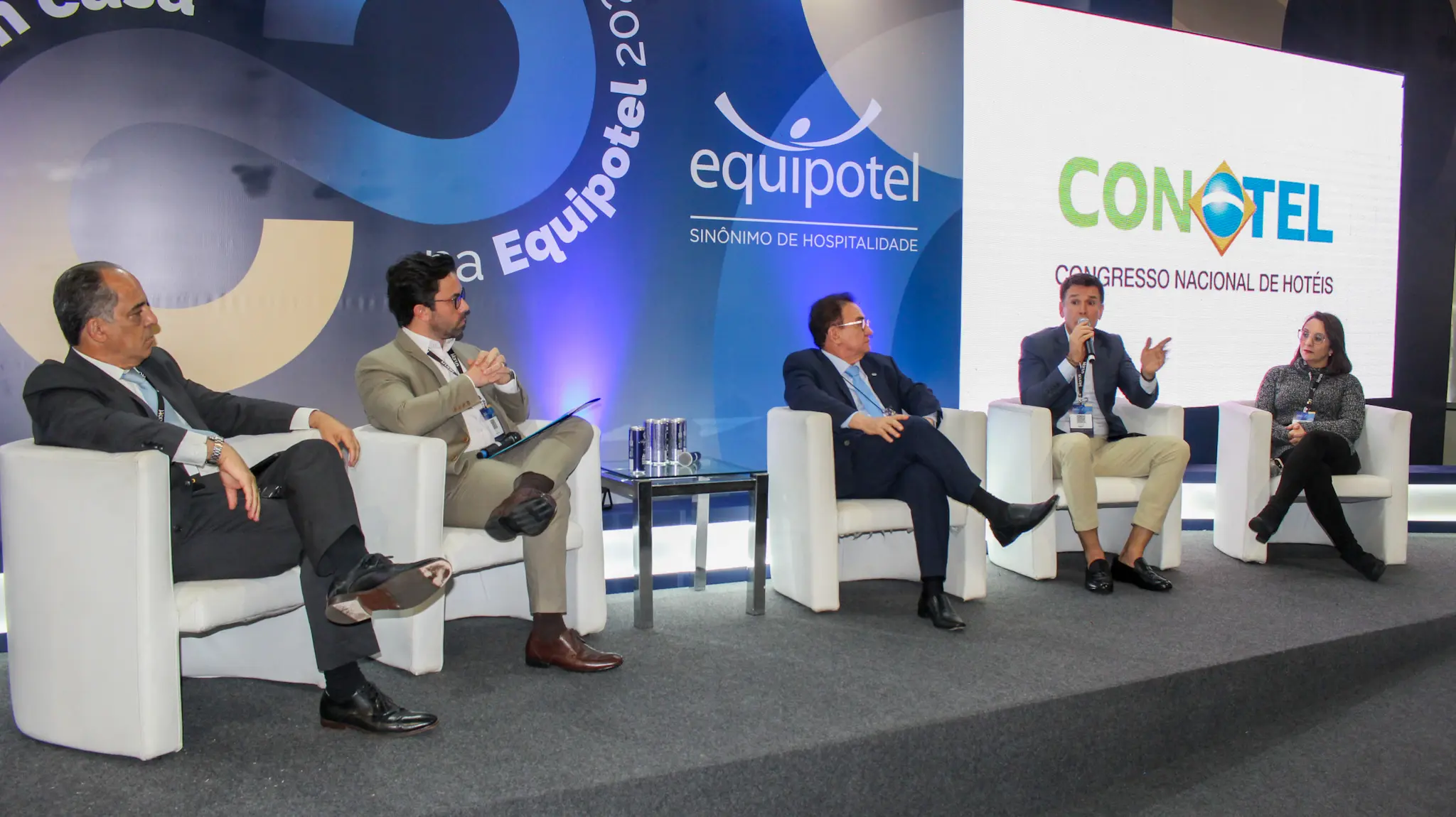 Da esquerda para a direita, Secretário Carlos Henrique Sobral, ao seu lado Milton Vasconcelos, presidente do Conotel, Manoel Linhares , presidente da ABIH, e os deputados federais, Felipe Carreras e Renata Abreu, durante debate no painel "Perse: vitória para a hotelaria e o turismo brasileiro" - Foto: Felipe Maresca / DT