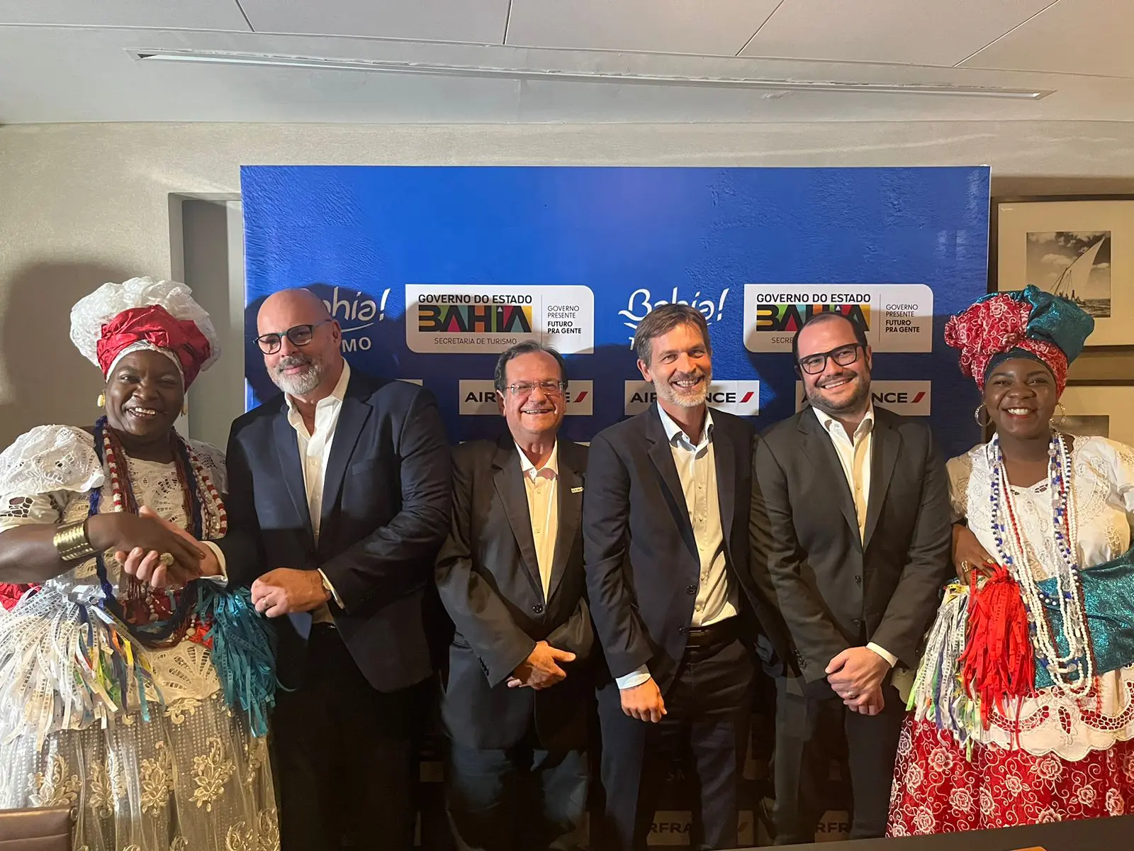 Julio Ribas, CEO da Vinci Airports; Maurício Bacelar, secretário de Estado de Turismo da Bahia; Manuel Flahault, diretor geral do Grupo Air France-KLM na América do Sul e Mateus Pongeluppi, diretor executivo de Estratégia da GOL