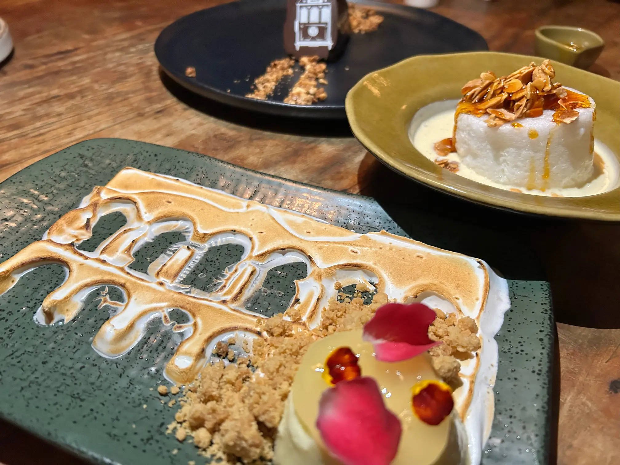 Restaurante Tèrèze que atende também a não hóspedes e sobremesas especiais do cardápio (fotos Simone Barros)