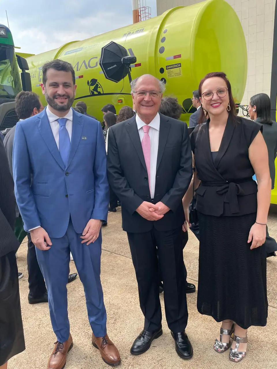 Filipe Alvarez e Aletea Madacki, gerente e coordenadora de Sustentabilidade na Azul, com o vice-presidente Geraldo Alckmin - Foto: divulgação