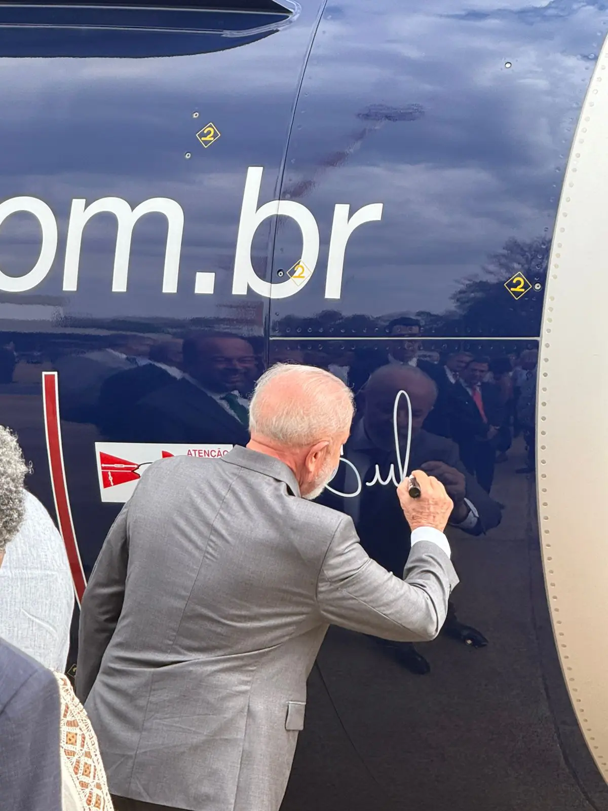 Presidente Lula assina aeronave da Azul - Foto - divulgação Azul