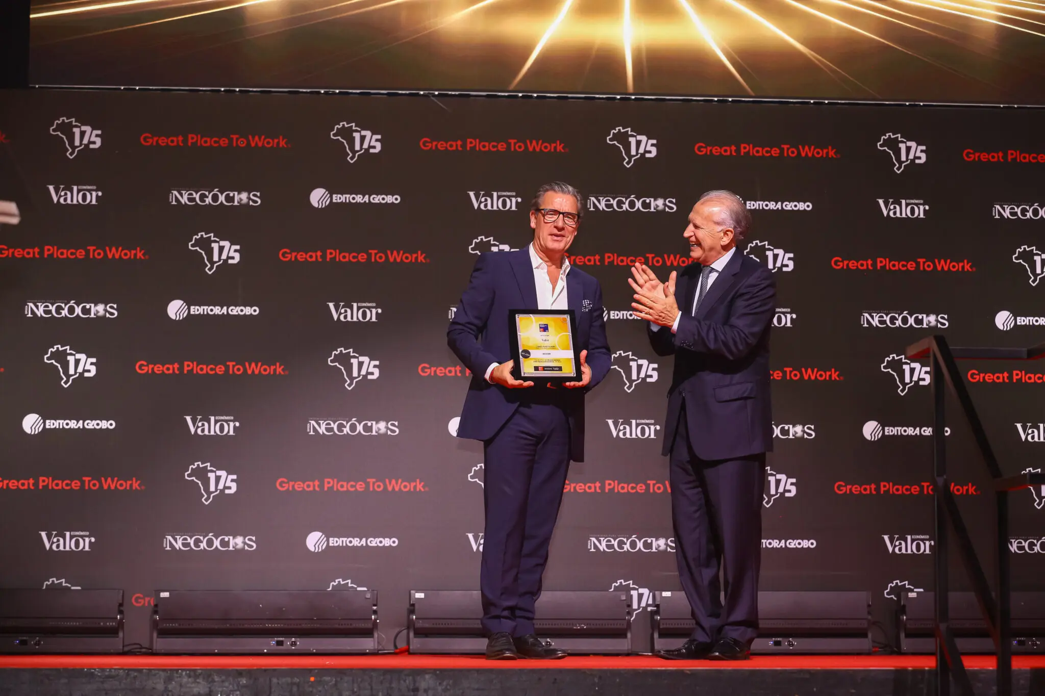 Thomas Dubaere, CEO Accor Américas PM&E, recebendo certificação GPTW Brasil 2024 - Divulgação GPTW_ Alexandre Di Paula