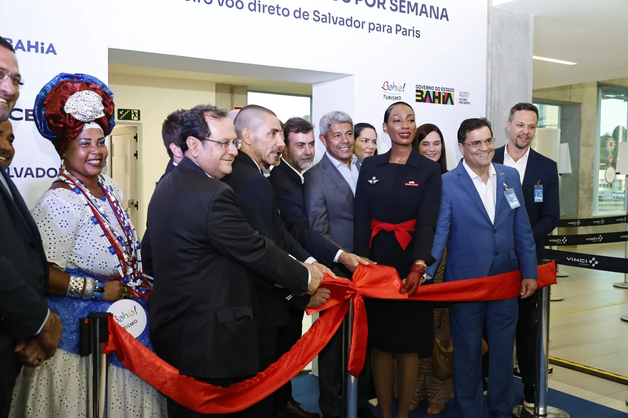Autoridades e Air France participam do corte de fita simbólico para o início da nova rota da companhia - Foto: divulgação