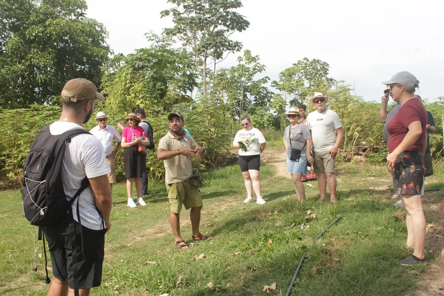 Guia explica a formação da várzea e a riqueza do ecossistema (Crédito: DT) Grand Amazon Expedition