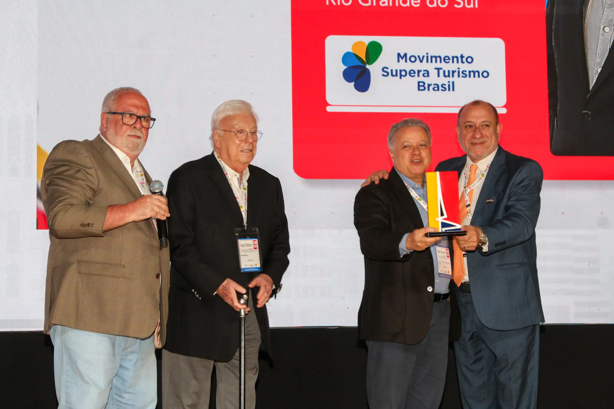 Entrega do troféu Mário Beni no 8º Expo Fórum - Foto: Felipe Maresca / DT
