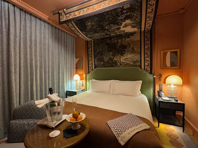 Sala de estar e suite do hotel Le Grand Mazarin, Paris ( foto Simone Barros)