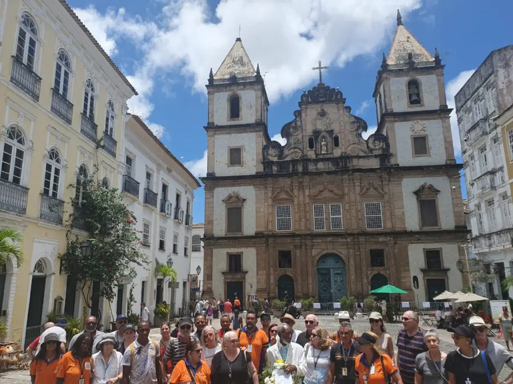 O grupo reunido em frente ao Cruzeiro de São Francisco (crédito: Portal Turismo Total)
