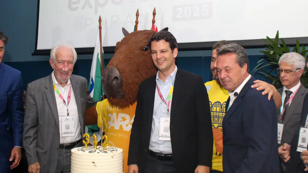 (da esquerda para a direita) o Vice-Governador do Estado do Paraná e presidente do sistema Fecomércio e Sesc Senac PR, Sr. Darci Piana, ao centro Eduardo Pimentel, atual prefeito da cidade de Curitiba e a direita, Márcio Nunes, ex secretário de turismo e atual secretário de Agricultura e abastecimento do estado do Paraná - Foto: Felipe Maresca / DT