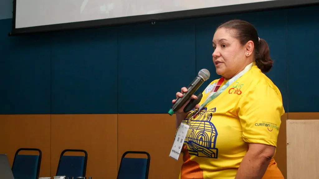 Adriane Vortolin durante a palestra Natal de Curitiba na Expo Turismo Paraná 2025