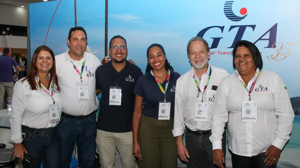 Estande da empresa GTA e seus executivos na Expo Turismo Paraná 2025 (Foto: Felipe Maresca)