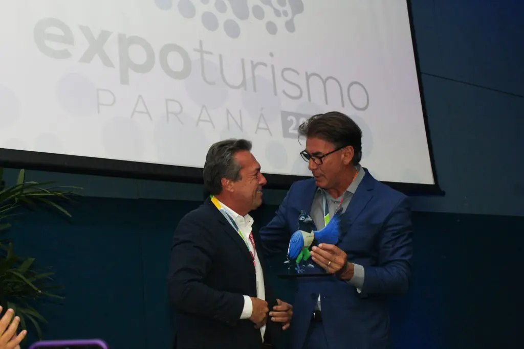 a direita Leonardo Paranhos, atual secretário de turismo do estado do Paraná, entrega prêmio de honra ao ex secretário de turismo e atual secretário de Agricultura e Abastecimento do estado do Paraná, Márcio Nunes - Foto: Felipe Maresca / DT