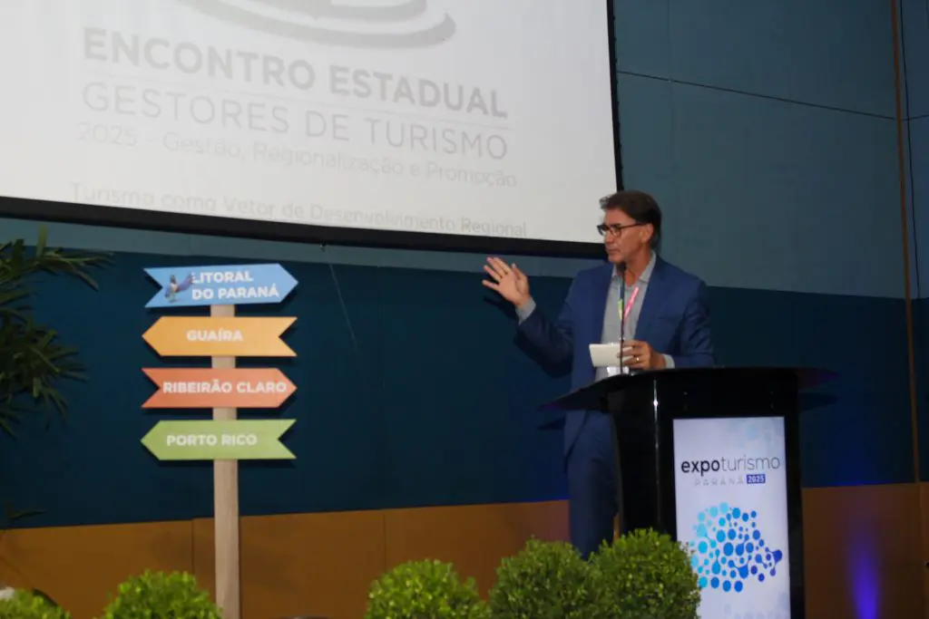 Leonaldo Paranhos, secretário do turismo do estado do Paraná, durante discurso no encontro estadual gestores de turismo - Foto: Felipe Maresca / DT